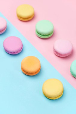 Tatlılar. Renkli Macaroons Pastel mavi pembe yakın çekim. Yüksek çözünürlük
