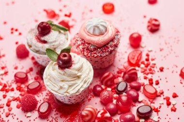 Tatlılar. Şeker ve kek pembe bir arka plan üzerinde. Kırmızı ve pembe şeker ve kek portre. Yüksek çözünürlük