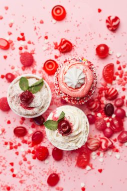 Tatlılar. Şeker ve kek pembe bir arka plan üzerinde. Kırmızı ve pembe şeker ve kek portre. Yüksek çözünürlük