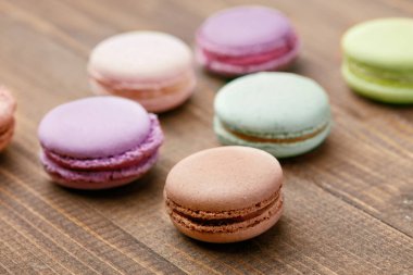 Çikolata Macarons ahşap masa üzerinde. Fransızca Macaroons natürmort kadar kapatın. Yüksek çözünürlük