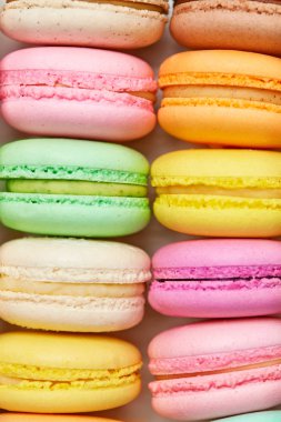 Renkli Macarons. Tatlı mı yoksa tatlı tatlı natürmort. Yüksek çözünürlük