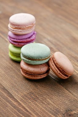 Çikolata Macarons ahşap masa üzerinde. Fransızca Macaroons natürmort kadar kapatın. Yüksek çözünürlük