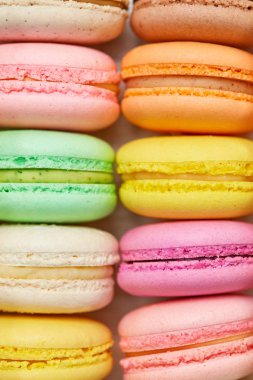 Renkli Macarons. Tatlı mı yoksa tatlı tatlı natürmort. Yüksek çözünürlük