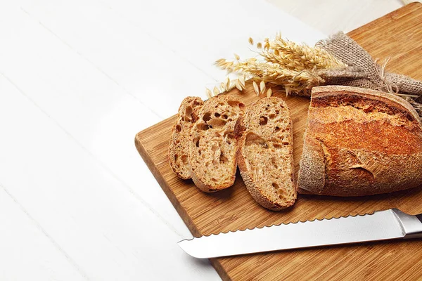 Bäckerei Frisch Gebackenes Brot Auf Weißem Tisch Mit Backzutaten Hohe — Stockfoto