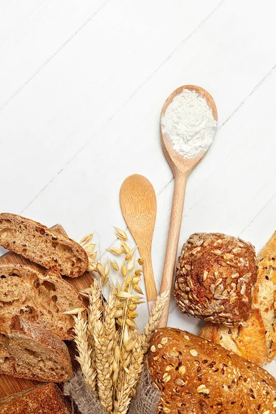 Bäckerei Frisch Gebackenes Brot Auf Weißem Tisch Mit Backzutaten Hohe — Stockfoto