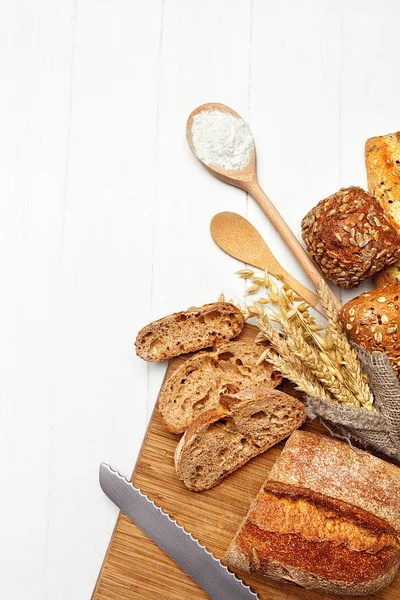 Bäckerei Frisch Gebackenes Brot Auf Weißem Tisch Mit Backzutaten Hohe — Stockfoto