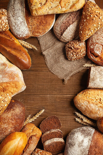 Еда. Хлеб и хлебобулочные изделия на деревянном фоне. Высокое разрешение
