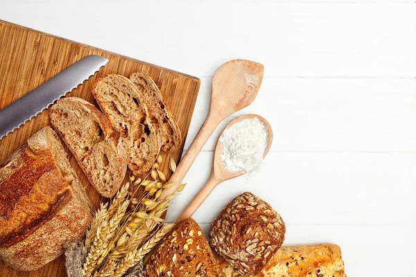 Bäckerei Frisch Gebackenes Brot Auf Weißem Tisch Mit Backzutaten Hohe — Stockfoto