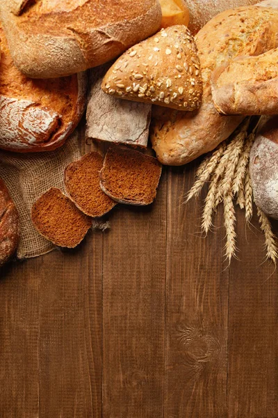 Bäckerei Brot Auf Holz Hintergrund Nahaufnahme Von Verschiedenen Backwaren Auf — Stockfoto