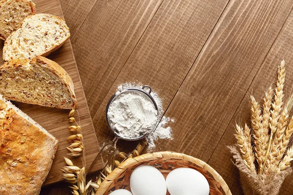 Brot Backen Nahaufnahme Von Backzutaten Und Produkten Auf Holztisch Stillleben — Stockfoto