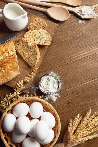 Brot Backen Nahaufnahme Von Backzutaten Und Produkten Auf Holztisch Stillleben — Stockfoto