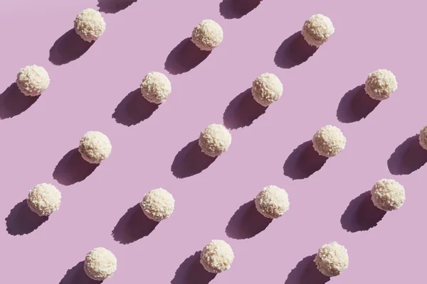 Süßigkeiten Kokosbonbons Auf Violettem Hintergrund Hohe Auflösung — Stockfoto