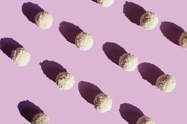 Słodycze Kokosowe Kulki Candy Fioletowym Tle Wysokiej Rozdzielczości — Zdjęcie stockowe