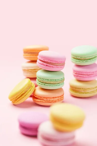 お菓子 マカロンをクローズ アップ パステル ピンクの背景にカラフルな甘いデザート 高分解能 — ストック写真
