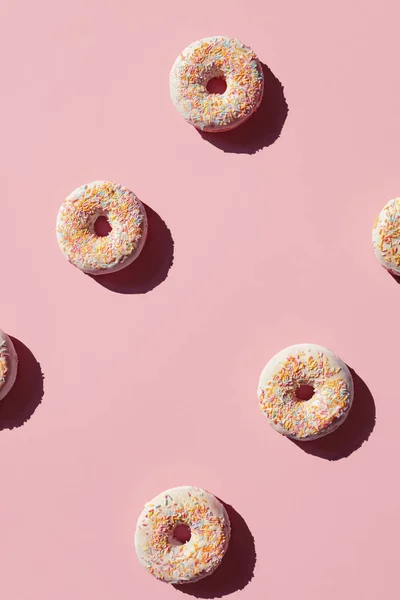 Donuts Fundo Rosa Close Sobremesa Doce Pastelaria Com Polvilhas Vidros — Fotografia de Stock