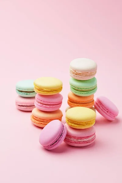 Dessert Macarons Colorés Fermer Macarons Différentes Couleurs Sur Fond Rose — Photo