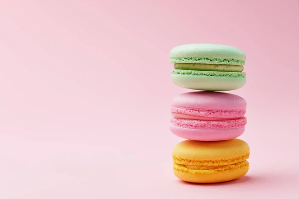 Macarons Macaroons Franceses Coloridos Fundo Rosa Sobremesa Biscoitos Still Life — Fotografia de Stock