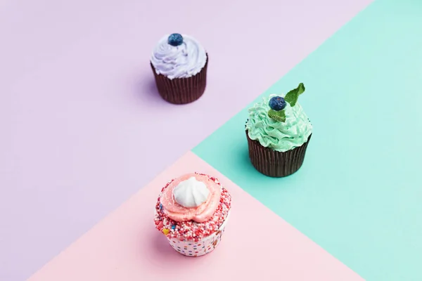 Sobremesa Cupcakes Colorful Background Close Mini Bolos Com Creme Cor — Fotografia de Stock