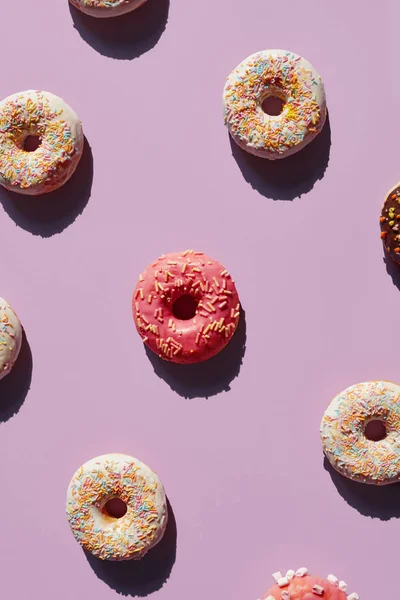 Donuts Coloridos Fundo Roxo Verão Close Doces Com Polvilhas Vidros — Fotografia de Stock