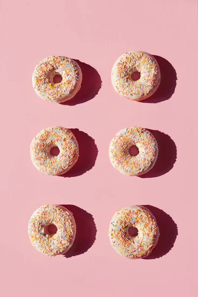 粉红色的背景甜甜圈 关闭甜糕点甜点与洒和釉 高分辨率 — 图库照片