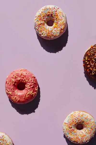 Donuts Coloridos Fundo Roxo Verão Close Doces Com Polvilhas Vidros — Fotografia de Stock