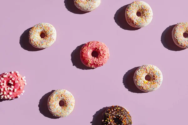 Donuts Coloridos Fundo Roxo Verão Close Doces Com Polvilhas Vidros — Fotografia de Stock