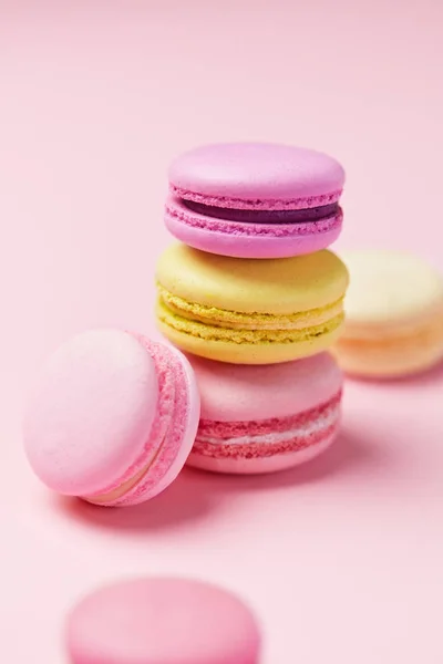 マカロン ピンクの背景にカラフルなフランスのマカロン デザートやクッキーはまだ生命体です 高分解能 — ストック写真