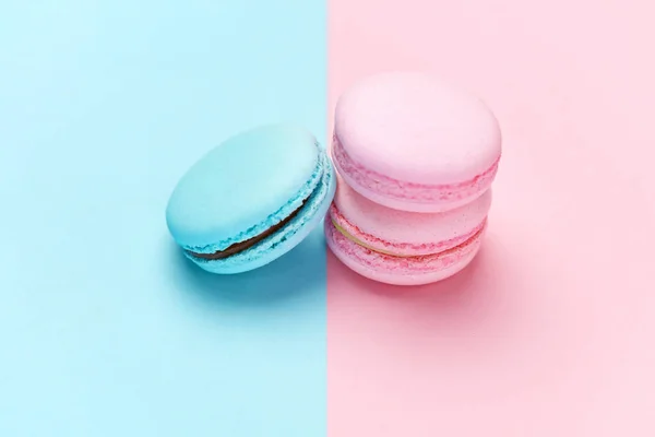 お菓子 カラフルなマカロン パステル ブルー ピンク背景をクローズ アップ 高分解能 — ストック写真
