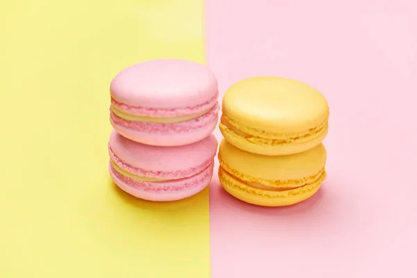 Des Macarons Dessert Coloré Sur Fond Jaune Rose Haute Résolution — Photo