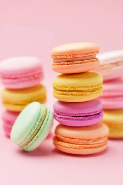 お菓子 マカロンをクローズ アップ パステル ピンクの背景にカラフルな甘いデザート 高分解能 — ストック写真