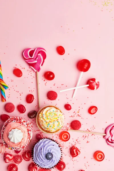 Des Bonbons Bonbons Gâteaux Sur Fond Rose Bonbons Colorés Gâteaux — Photo