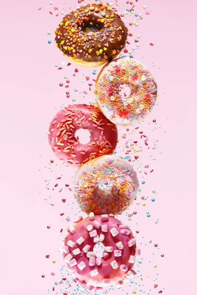 Пончиковый Десерт Пончики Розовом Фоне Sweet Doughnuts Falling Flying Motion — стоковое фото
