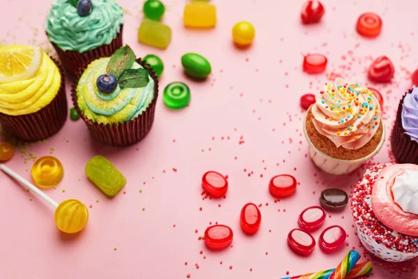 Süßigkeiten Süßigkeiten Und Cupcakes Auf Rosa Hintergrund Bunte Bonbons Und — Stockfoto