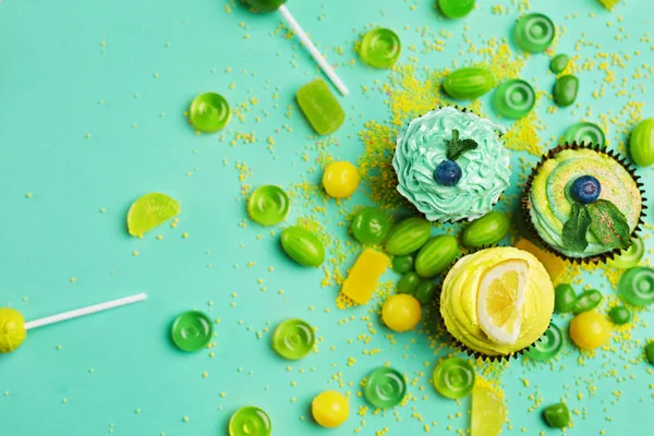 カップケーキやキャンディー お菓子やデザートは緑の背景に 高分解能 — ストック写真