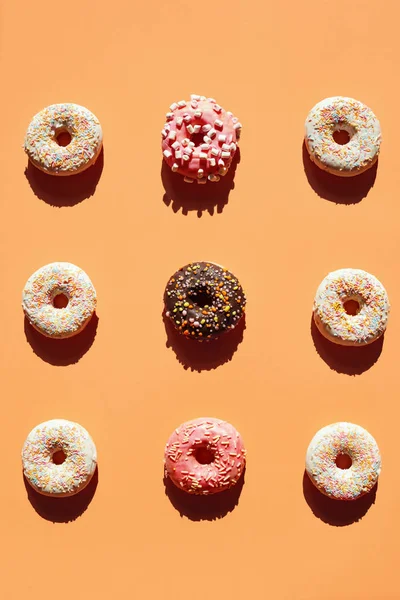 多彩的背景甜甜圈 吃甜食 甜甜圈 洒上釉面 高分辨率 — 图库照片