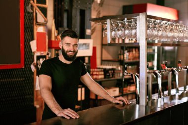 Bira barda barmen. Genç adam, Bar Counter ayakta portresi. Yüksek çözünürlük.
