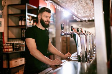Bar Pub. Erkek barmen Counter bira yakınındaki Bar ayakta musluklar. Yüksek çözünürlük.