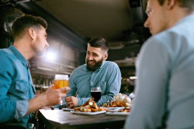 Arkadaşlar bira içme ve yemek yeme Pub restoranda akşam yemeği. Yüksek çözünürlük.