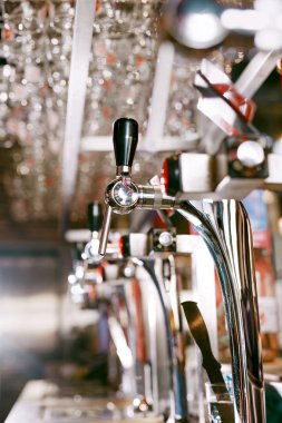 Bira musluk Pub, Bar Counter Closeup Bar. Yüksek çözünürlük.