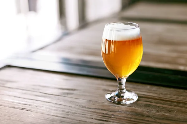 Bira Brewery Bardak Soğuk Taze Buğday Bira Pub Bar Ahşap — Stok fotoğraf