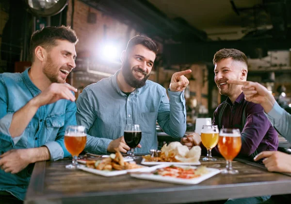 Homens Bar Beber Cerveja Comer Comida Amigos Jantar Alta Resolução — Fotografia de Stock