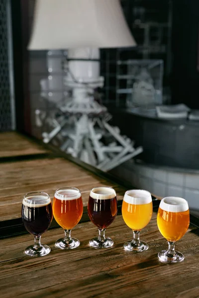 Ölglas Träbord Närbild Olika Typer Kall Färsk Bar Pub Hög — Stockfoto