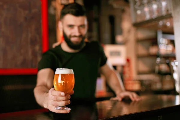 Cerveja Artesanal Homem Segurando Vidro Com Cerveja Bar Barman Balcão — Fotografia de Stock
