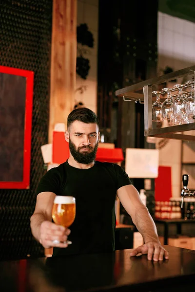 Cerveza Artesanal Hombre Sosteniendo Vaso Con Cerveza Pub Camarero Mostrador — Foto de Stock
