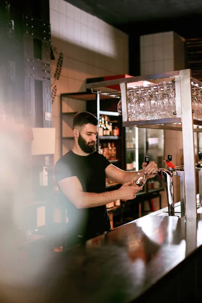 Cantinero Trabajando Bar Pub Hombre Guapo Vertiendo Cerveza Barril Vidrio — Foto de Stock
