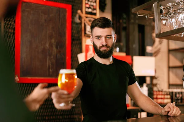 Cantinero Con Cerveza Barril Vidrio Bar Hombre Sonriente Trabajando Pub — Foto de Stock