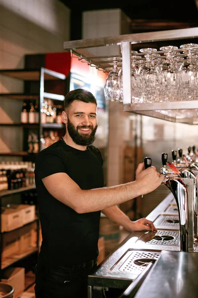 Bar Pub Homem Barman Balcão Bar Perto Torneiras Cerveja Alta — Fotografia de Stock