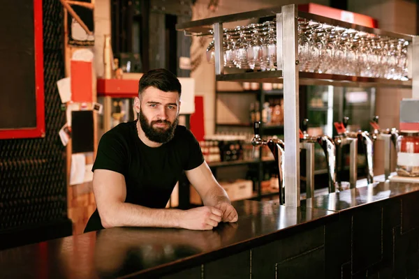 Camarero Beer Pub Retrato Joven Parado Mostrador Del Bar Alta — Foto de Stock