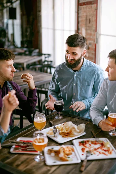 Men Pub Drinking Beer Eating Food Friends Having Dinner High — Stock Photo, Image