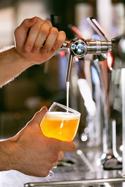 Bier Van Het Vat Closeup Verse Tarwebier Glas Gieten Van — Stockfoto